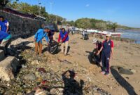 Bakamla RI Clean Up Pesisir Pantai Nelayan di Oesapa Kupang