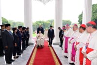 Menhan Prabowo Dampingi Presiden Joko Widodo dalam Kunjungan Paus Fransiskus di Istana Merdeka