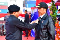 Panglima TNI Sematkan Brevet Kehormatan Hiu Kencana Kepada Presiden RI di atas KRI RJW-992