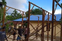 Satgas TMMD Kodim 1805/Raja Ampat dan Warga Gotong Royong Merakit Kayu Untuk Pembangunan RTLH