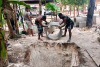Secercah Mata Air, Satgas TMMD Ke-122 Kodim 1805/Raja Ampat Memasang Cincin Sumur Gali di Kampung Saporkren