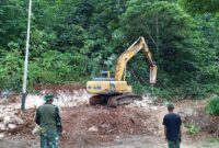 Tembus Medan Terjal Satgas TMMD Ke-122 Kodim 1805/Raja Ampat Coba Selesaikan Pekerjaan Jalan