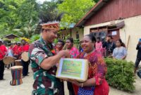 Tim Wasev TMMD Sterad Turut Serta Serahkan Sejumlah Bantuan Untuk Warga Kampung Saporkren