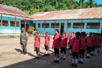 Tanamkan Kedisiplinan Sejak Dini, Anggota Satgas TMMD Ke-122 Kodim Raja Ampat Latih PBB di SDN 02 Raja Ampat