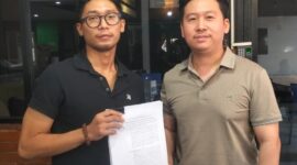 Tedi Hartono (kanan), pengusaha kaso asal Lampung dengan kuasa hukumnya, Rico Ricardo (kiri)