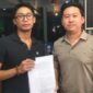 Tedi Hartono (kanan), pengusaha kaso asal Lampung dengan kuasa hukumnya, Rico Ricardo (kiri)