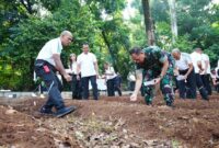 Lestarikan Lingkungan dan Jaga Ekosistem di Area Mabes TNI, Panglima TNI Tanam Pohon dan Tebar Benih Ikan