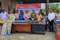 Dandim 1715/Yahukimo dan Kapolres Yahukimo Musnahkan Minuman Keras Hasil Patroli Gabungan TNI-POLRI di Yahukimo pada Tahun Baru 2025
