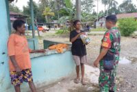 Dukung Program Penurunan Angka Stunting, Babinsa Koramil Mapurujaya Bagikan Susu Kepada Ibu Hamil