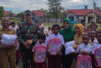Dandim 1715/Yahukimo Serahkan Bantuan KASAD Tas dan Seragam Sekolah kepada Anak Sekolah di Dekai Yahukimo
