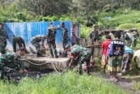 Babinsa Koramil 1715-03/Kurima Bantu Warga Kampung Polimo dalam Kegiatan Kebersihan dan Perbaikan Saluran Air