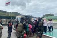 Satgas Pamtas RI-PNG Kewilayahan Yonif 112/DJ Bersama Kodim 1714 Puncak Jaya Membagikan Logistik dan Pengobatan Kepada Pengungsi