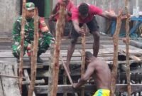 Babinsa Mapurujaya Laksanakan Komsos dan Bantu Warga Membangun Jembatan Penghubung sebagai Wujud Kepedulian dan Kebersamaan di Wilayah Binaan
