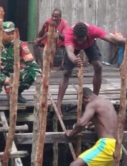 Babinsa Mapurujaya Laksanakan Komsos dan Bantu Warga Membangun Jembatan Penghubung sebagai Wujud Kepedulian dan Kebersamaan di Wilayah Binaan
